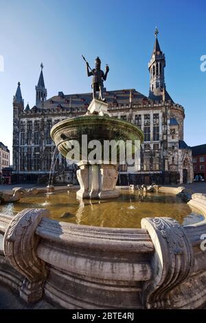 Karlsbrunnen (fontana) di fronte al municipio nella città vecchia, Germania, Nord Reno-Westfalia, Aix-la-Chapelle Foto Stock