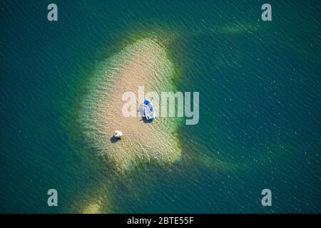 Gommone su una riva di sabbia del lago Tenderingssee, Huenxe Bruckhausen, 30.08.2019, vista aerea, Germania, Nord Reno-Westfalia, Ruhr Area, Huenxe Foto Stock