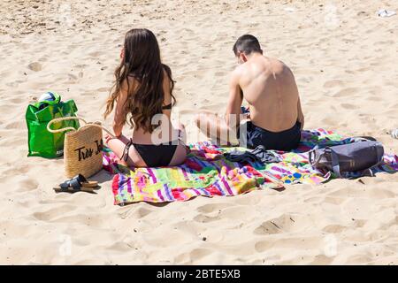 Bournemouth, Dorset UK. 25 maggio 2020. Tempo in Gran Bretagna: Caldo torrido alle spiagge di Bournemouth con cielo blu chiaro e sole ininterrotto, come le temperature sorvolare il Lunedi di festa della Banca. I cercatori di sole si affollano sul mare, arrivandosi presto per ottenere un buon posto, come le spiagge si impacchettano. Credit: Carolyn Jenkins/Alamy Live News Foto Stock