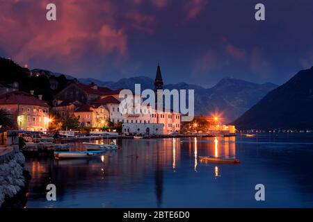 Perast, Montenegro sulla baia di Cattaro. Guglia di San Nicola in background. Foto Stock