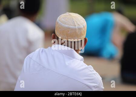 Cassino, Italia - 24 maggio 2020: ID-al-Fitr, i musulmani pregano spaziati il giorno di fine Ramadan Foto Stock