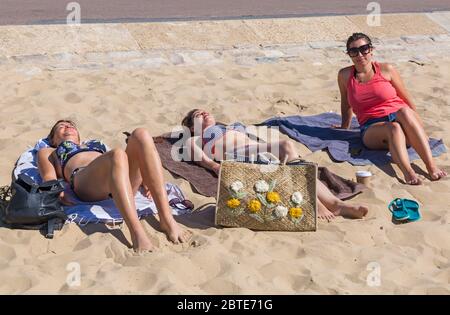 Bournemouth, Dorset UK. 25 maggio 2020. Tempo in Gran Bretagna: Caldo torrido alle spiagge di Bournemouth con cielo blu chiaro e sole ininterrotto, come le temperature sorvolare il Lunedi di festa della Banca. I cercatori di sole si affollano sul mare, arrivandosi presto per ottenere un buon posto, come le spiagge si impacchettano. Credit: Carolyn Jenkins/Alamy Live News Foto Stock