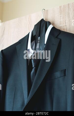 Primo piano di uomo d'affari che indossa una cravatta, una camicia e un vestito. Foto Stock