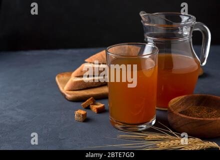 Cuocete in un bicchiere e in una brocca di pane di segale. Una bevanda rinfrescante russa tradizionale. Spazio di copia Foto Stock