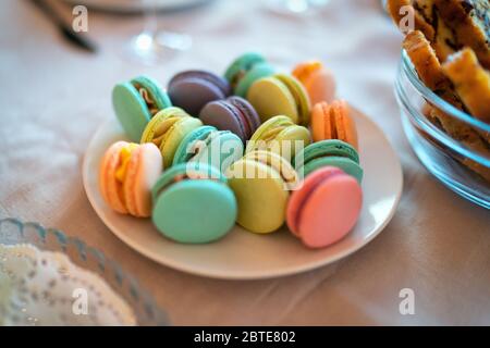 Close up macaron colorati dessert con vintage toni pastello. Foto Stock