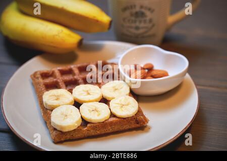 Waffle belgi con miele, banana, noci e mirtilli. Foto Stock