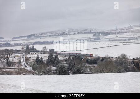 Virgin Trains classe 221 voyager train 221111 passando Crawick, Dumfries e Galloway, Scozia nella neve con un treno deviato Foto Stock