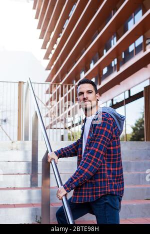 Ritratto di un maschio sorridente all'aperto Foto Stock