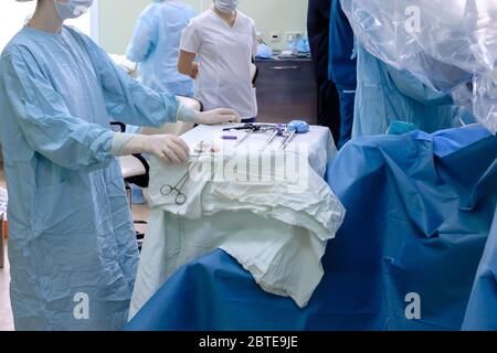 Il processo di esecuzione di un intervento chirurgico utilizzando un moderno sistema chirurgico robotico. Robot medico. Chirurgia robotica minimamente invasiva. Foto Stock