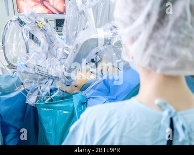 Il processo di esecuzione di un intervento chirurgico utilizzando un moderno sistema chirurgico robotico. Robot medico. Chirurgia robotica minimamente invasiva. Foto Stock