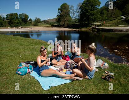 Da sinistra a destra Kate Wormald, Lizzie Walker, Fiona Oddy e Millie Arnison Godetevi il caldo all'Abbazia di Bolton nel Nord Yorkshire, mentre le persone si affollano a parchi e spiagge con misure di blocco attenuato. Foto Stock