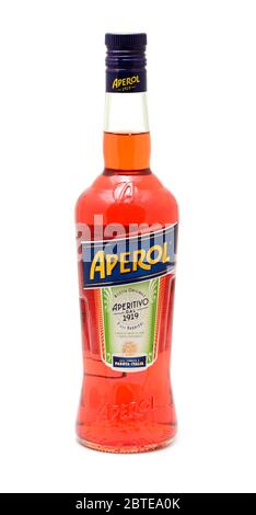 PRAGA, REPUBBLICA CECA - 20 MAGGIO 2020: Bottiglia completa di Aperol su sfondo bianco. Aperol è un classico aperitivo italiano amaro di colore arancio Foto Stock