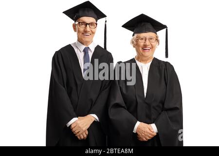Uomo anziano e donna che indossano una abito graduato e sorridente isolato su sfondo bianco Foto Stock