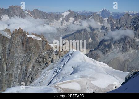 Paesaggio alpino con alte montagne e ghiacciai. Alpi francesi viste dalla cima del Monte Aiguille du Midi, massiccio del Monte Bianco, Chamonix, Francia. Foto Stock
