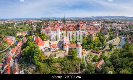 Bautzen, Germania. Paesaggio urbano aereo della città vecchia con il castello di Ortenburg in primo piano Foto Stock