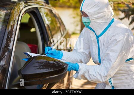 Containment Scout registra i visitatori delle auto provenienti dalla casa di cura nella lista delle visite durante la pandemia del coronavirus Foto Stock