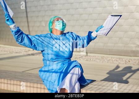 Il sistema di monitoraggio dei contatti di Coronavirus fa un gesto drammatico durante il lavoro Foto Stock