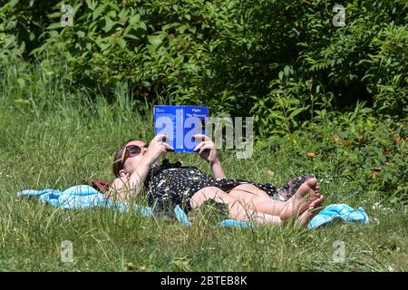 Hockley, Birmingham, 25 maggio 2020. Chi ama il sole potrà godersi il caldo tempo delle festività natalizie nei giardini della chiesa di St Paul nell'area di Hockley a Birmingham il lunedì pomeriggio. Le persone in cerca di sole si sono distanziate tra loro per mantenere gli orientamenti governativi durante la crisi COVID-19. Credito: Interrompi stampa Media/Alamy Live News Foto Stock