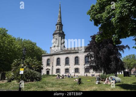 Hockley, Birmingham, 25 maggio 2020. Chi ama il sole potrà godersi il caldo tempo delle festività natalizie nei giardini della chiesa di St Paul nell'area di Hockley a Birmingham il lunedì pomeriggio. Le persone in cerca di sole si sono distanziate tra loro per mantenere gli orientamenti governativi durante la crisi COVID-19. Credito: Interrompi stampa Media/Alamy Live News Foto Stock