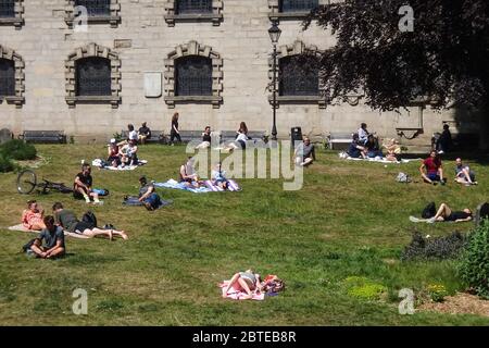 Hockley, Birmingham, 25 maggio 2020. Chi ama il sole potrà godersi il caldo tempo delle festività natalizie nei giardini della chiesa di St Paul nell'area di Hockley a Birmingham il lunedì pomeriggio. Le persone in cerca di sole si sono distanziate tra loro per mantenere gli orientamenti governativi durante la crisi COVID-19. Credito: Interrompi stampa Media/Alamy Live News Foto Stock