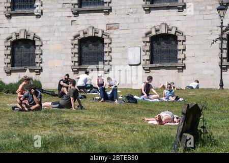 Hockley, Birmingham, 25 maggio 2020. Chi ama il sole potrà godersi il caldo tempo delle festività natalizie nei giardini della chiesa di St Paul nell'area di Hockley a Birmingham il lunedì pomeriggio. Le persone in cerca di sole si sono distanziate tra loro per mantenere gli orientamenti governativi durante la crisi COVID-19. Credito: Interrompi stampa Media/Alamy Live News Foto Stock