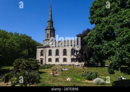 Hockley, Birmingham, 25 maggio 2020. Chi ama il sole potrà godersi il caldo tempo delle festività natalizie nei giardini della chiesa di St Paul nell'area di Hockley a Birmingham il lunedì pomeriggio. Le persone in cerca di sole si sono distanziate tra loro per mantenere gli orientamenti governativi durante la crisi COVID-19. Credito: Interrompi stampa Media/Alamy Live News Foto Stock