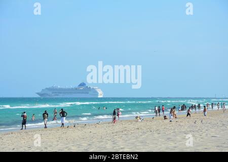 MIAMI BEACH, USA - 31 MARZO 2017 : la nave da crociera salpa via dal Porto di Miami. Il porto di Miami è conosciuto come la capitale mondiale delle crociere Foto Stock