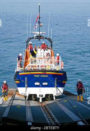 Tenby,Wales,UK - Aprile 15 2019 : la Tenby Lifeboat ritorna alla stazione dopo una chiamata. Foto Stock