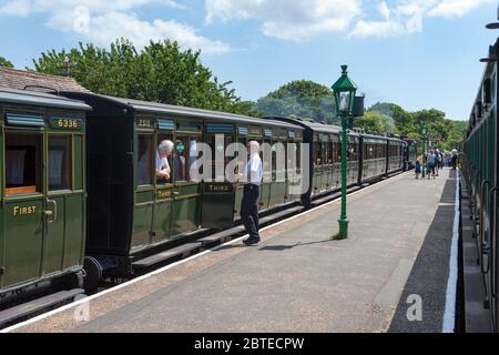 Le carrozze d'epoca aspettano al binario di Havenstreet sulla ferrovia a vapore dell'Isola di Wight, Isola di Wight, Regno Unito. Foto Stock