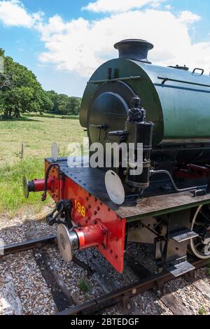 Locomotiva Hunslet austerità WD198 "Royal Engineer" che gira intorno al treno sul passante alla stazione di Wootton, Isle of Wight Steam Railway, Regno Unito Foto Stock
