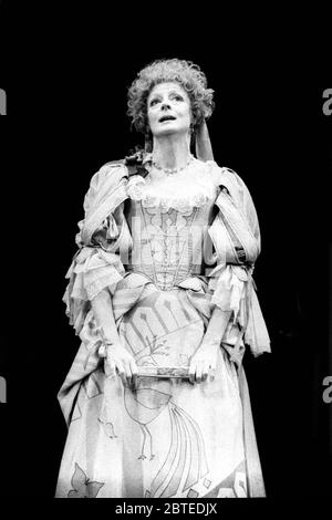 Maggie Smith (Mrs Millament) nel CAMMINO DEL MONDO di William Congreve al Theatre Royal Haymarket, Londra SW1 13/11/1984 scenografia: Hayden Griffin Costumi: Deirdre Clancy illuminazione: Andy Phillips regista: William Gaskill Foto Stock