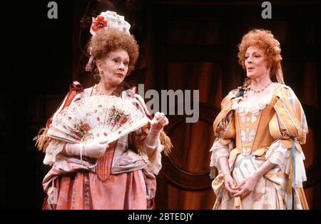 l-r: Joan Plowright (Lady Wishfort), Maggie Smith (Mrs Millament) nel CAMMINO DEL MONDO di William Congreve al Theatre Royal Haymarket, Londra SW1 13/11/1984 Set design: Hayden Griffin Costumi: Deirdre Clancy illuminazione: Andy Phillips regista: William Gaskill Foto Stock