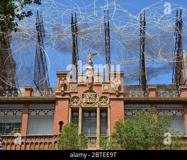 BARCELLONA, SPAGNA - 9 AGOSTO 2015 : scultura di Anotei Tapies Antoni sulla cima del palazzo Fundacio Antoni Tapies. Il museo si trova a Carrer d'Ar Foto Stock