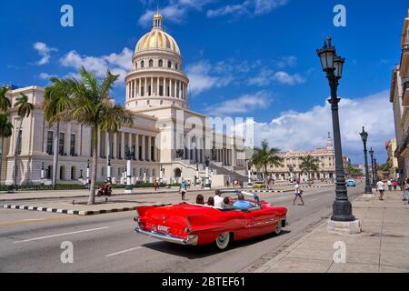 Palazzo del Campidoglio nazionale e vecchia auto rossa americana, l'Avana, Cuba Foto Stock