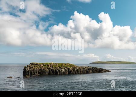 Vista estiva delle piccole isole alla periferia della città di Torshavn, capitale delle Isole Faroe, isola di Streymoy, Danimarca. Fotografia di paesaggio Foto Stock