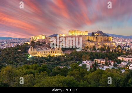 L'Acropoli di Atene, Grecia, con il Tempio del Partenone con luci al tramonto. Atene, Grecia, Europa Foto Stock