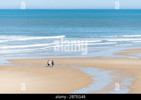 Surfers sulla spiaggia di Carcans, vicino Lacanau in Francia Foto Stock