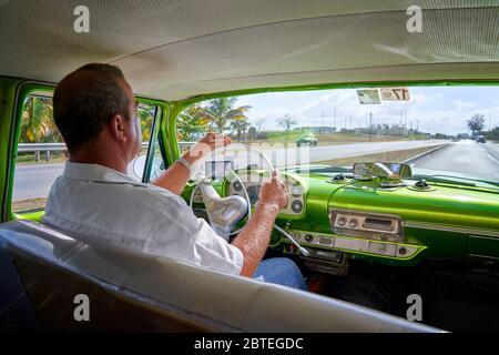 Interno di una vecchia American Classic Car che guida in taxi, l'Avana, Cuba Foto Stock