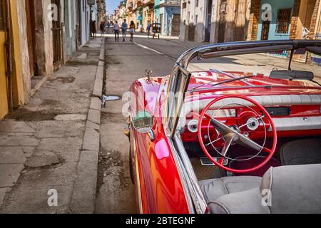Auto rossa americana classica sulla strada, Havana Old Town, la Habana Vieja, Cuba, UNESCO Foto Stock