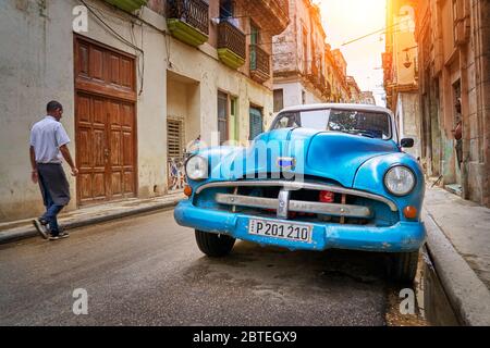 Auto americana classica sulla strada, Havana Città Vecchia, la Habana Vieja, Cuba, UNESCO Foto Stock