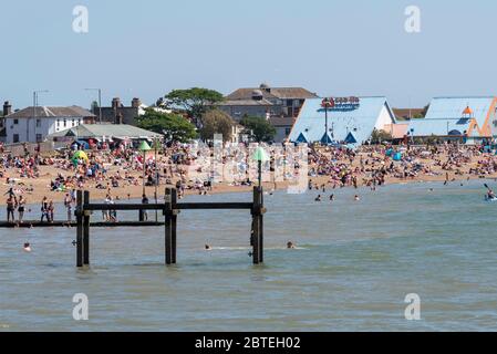 Southend on Sea, Essex, Regno Unito. 25 maggio 2020. Con l'allentamento delle linee guida di blocco del Regno Unito per la pandemia di Coronavirus COVID-19 molte persone si sono recate alla popolare cittadina marittima per il Bank Holiday, imballando le spiagge e nuotando in mare Foto Stock