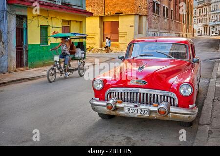 Auto americana classica sulla strada, Havana Città Vecchia, la Habana Vieja, Cuba, UNESCO Foto Stock