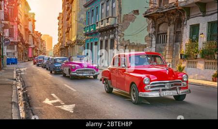 Auto americana classica sulla strada, Havana Città Vecchia, la Habana Vieja, Cuba, UNESCO Foto Stock
