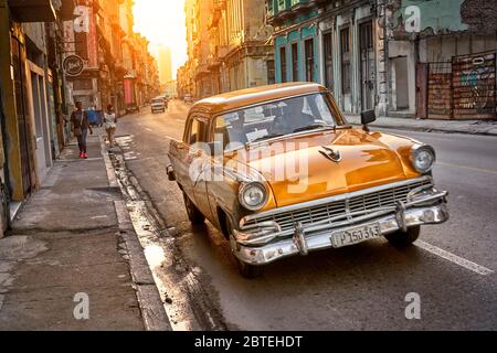 Auto americana classica sulla strada, Havana Città Vecchia, la Habana Vieja, Cuba, UNESCO Foto Stock