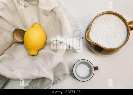 Flatlay, ingredienti per la preparazione di formaggi, latte, limone e un panno di cotone, casetta e paneer freschi Foto Stock