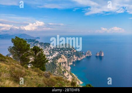 Vista aerea del drone dell'isola di Capri. Giornata estiva soleggiata. Paesaggio italiano Foto Stock