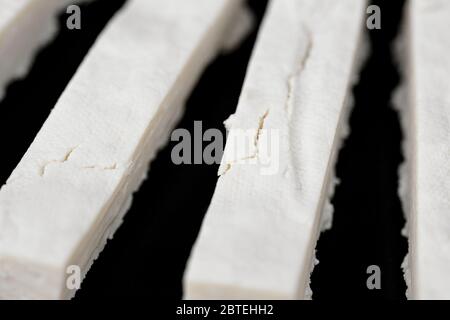 Processo di produzione del formaggio fresco, preparazione di formaggio casereccio o paneer, cheesemaking Foto Stock