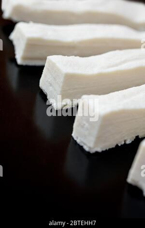 Processo di produzione del formaggio fresco, preparazione di formaggio casereccio o paneer, copyspace, cheesemaking Foto Stock