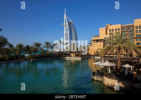 Burj al Arab hotel at Dusk, Dubai, Emirati Arabi Uniti (Emirati Arabi Uniti) Foto Stock