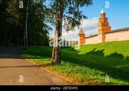 Veliky Novgorod Assunzione del Cremlino e torri Kokui in estate sera a Veliky Novgorod, Russia, viaggio vista estiva di Veliky Novgorod Foto Stock